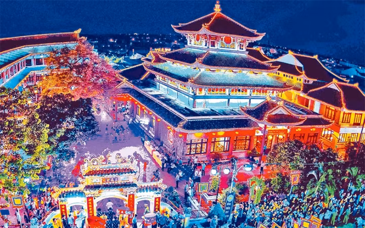 Miếu bà Chúa xứ Núi Sam trong mùa lễ hội.