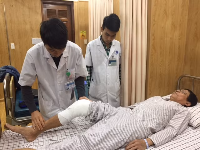 Ths, BS Nguyễn Huy Phương khám cho bệnh nhân Nguyễn Văn Đức.