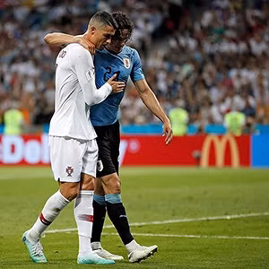 Hình ảnh đẹp nhất vòng 1/8: C.Ronaldo dìu Cavani bị chấn thương rời sân.