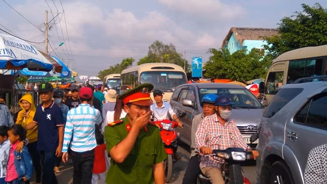 Xe khách, xe tải, xe máy nuối đuôi nhau di chuyển rất chậm trên tuyến QL 1A.