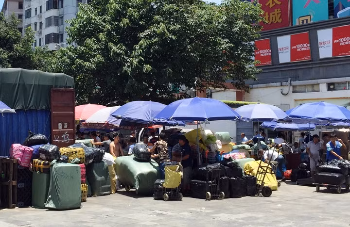 Hàng hóa được lái buôn đóng bao trước cổng chợ Sá Hồ (Quảng Châu, Quảng Đông, Trung Quốc).