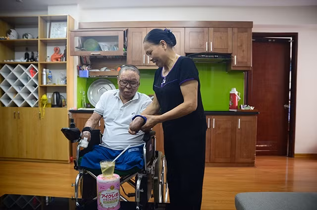 Bà Trịnh Thị Đông đã chăm sóc con trai, Thượng úy Đinh Văn Dương suốt bốn năm qua.