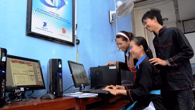 Internet đã kết nối nhiều cộng đồng. (Ảnh: TRẦN HẢI)