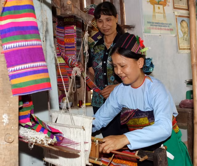 Nghề dệt thổ cẩm truyền thống tại xã Cẩm Lương (Cẩm Thủy, Thanh Hóa) góp phần nâng cao thu nhập, ổn định cuộc sống cho lao động nữ tại địa phương. Ảnh: KHÁNH PHƯƠNG
