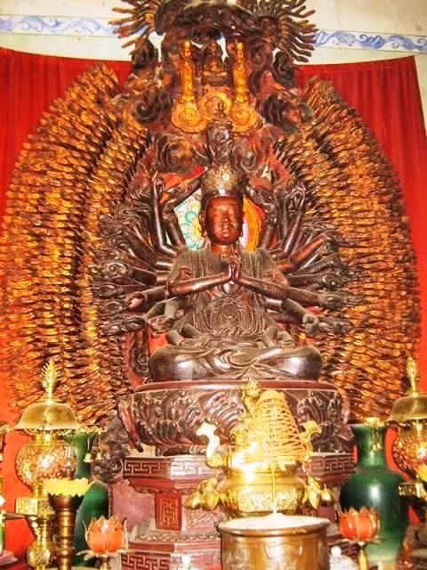 Pho tượng Quan Âm nghìn mắt nghìn tay khi chưa bị mất trộm. (Ảnh tư liệu)