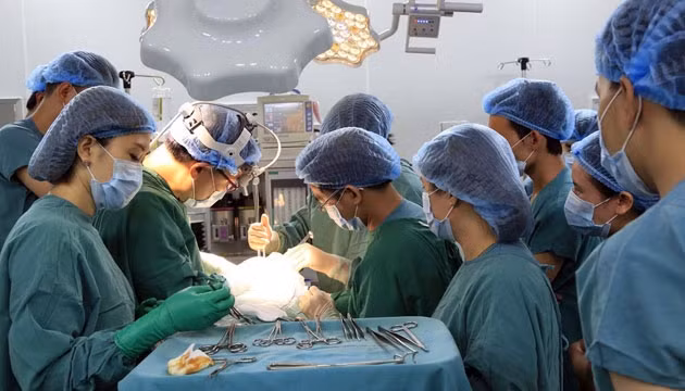 Các y, bác sĩ Hàn Quốc đang phẫu thuật cho bệnh nhân tại Bệnh viện Quảng Nam.