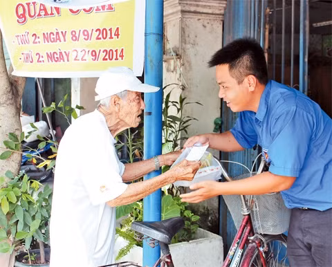 Nhân viên quán cơm "Đoàn viên" ân cần phục vụ thực khách.