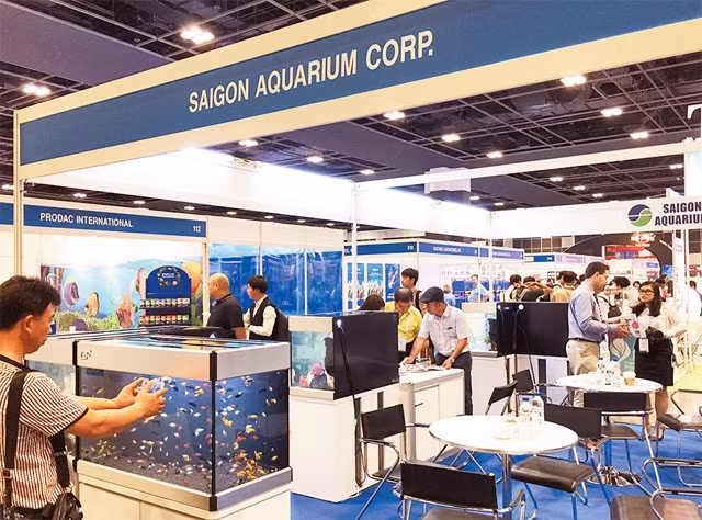 Khách tham quan gian hàng của Công ty cổ phần cá kiểng Saigon aquarium corp. tại một triển lãm quốc tế về cá cảnh. Ảnh: NGỌC THÚY