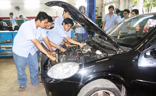 Chi nhánh, đại lý các hãng xe tiến hành sửa chữa, phục hồi xe ô-tô của khách hàng.