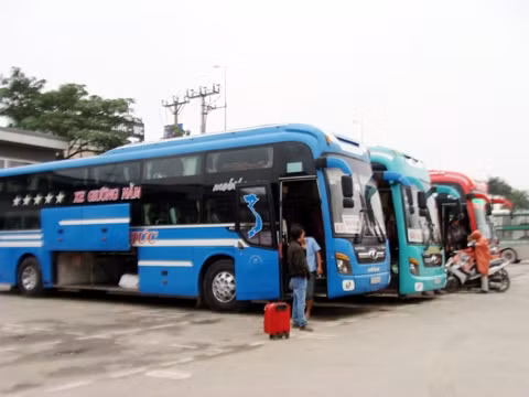 Ðội xe khách giường nằm chuẩn bị đón khách tại Bến xe Nước Ngầm (Hà Nội). Ảnh: LÊ HỒNG
