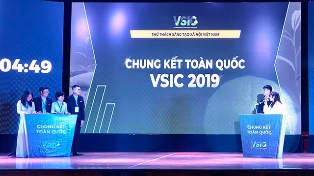Các đội thi so tài trong đêm chung kết.
