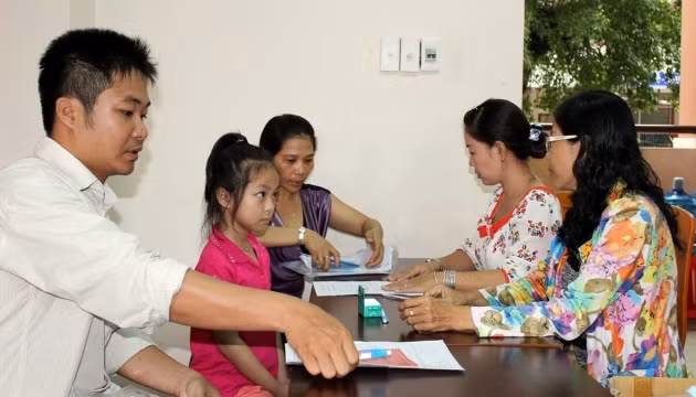 Làm thủ tục nhập học lớp 1 tại trường tiểu học Hiệp Thành, TP Thủ Dầu Một.