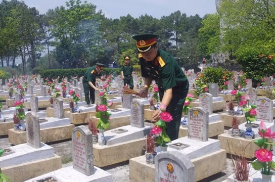 Thắp hương các phần mộ liệt sĩ tại Nghĩa trang liệt sĩ quốc gia Trường Sơn.