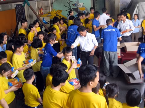 Các cán bộ Ðoàn, hội TP Hồ Chí Minh tham gia các hoạt động tình nguyện vì trẻ em nghèo, trẻ em có hoàn cảnh khó khăn.