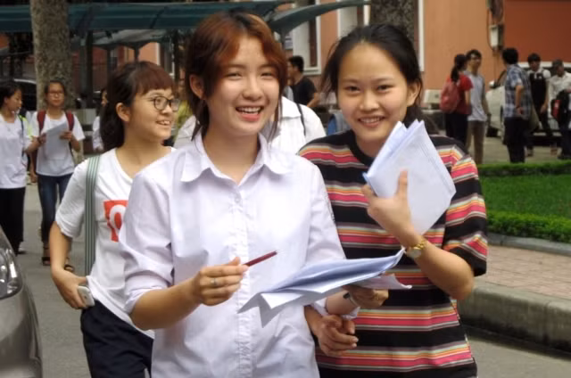 Các thí sinh tại điểm thi Trường Đại học Thủy lợi ra về sau khi kết thúc môn Sinh học chiều 4-7 (Ảnh: Hoàng Hà)