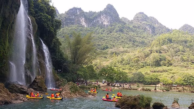 Chèo kayak trên sông Quây Sơn