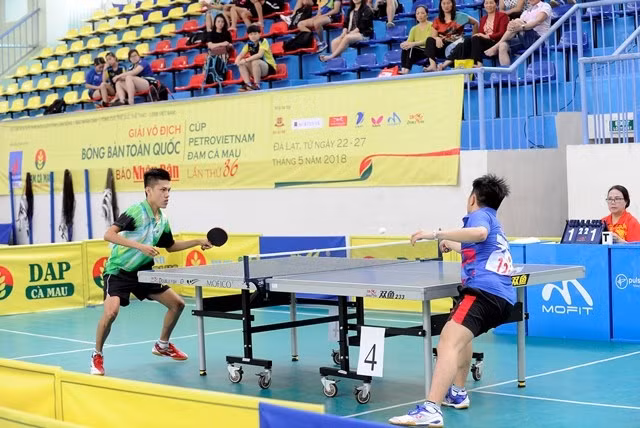 Sáng 26-5, tại nhà thi đấu 29-Yersin thành phố Đà Lạt, đã diễn ra nhiều trận đấu sôi nổi tại vòng 1/16 nội dung đơn nam.