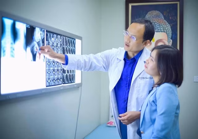 BS Trần Quốc Khánh tư vấn cho người bệnh.