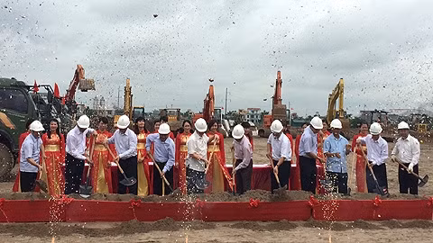 Các đồng chí lãnh đạo tại lễ khởi công.