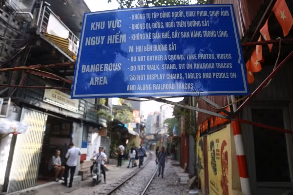 Tuyên truyền bảo đảm an toàn tại "phố" cà phê đường tàu. Ảnh: GIANG NGỌC