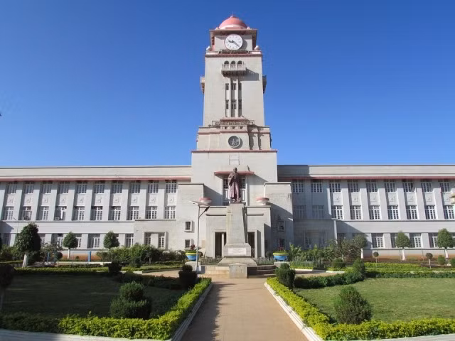 (Ảnh minh họa: Tháp đồng hồ Trường đại học Karnataka Dharwad, Ấn Độ)