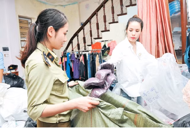 Lực lượng chức năng kiểm tra một cơ sở kinh doanh (tại quận Đống Đa) nhập hàng Trung Quốc, sau đó gắn mác các thương hiệu nổi tiếng.	