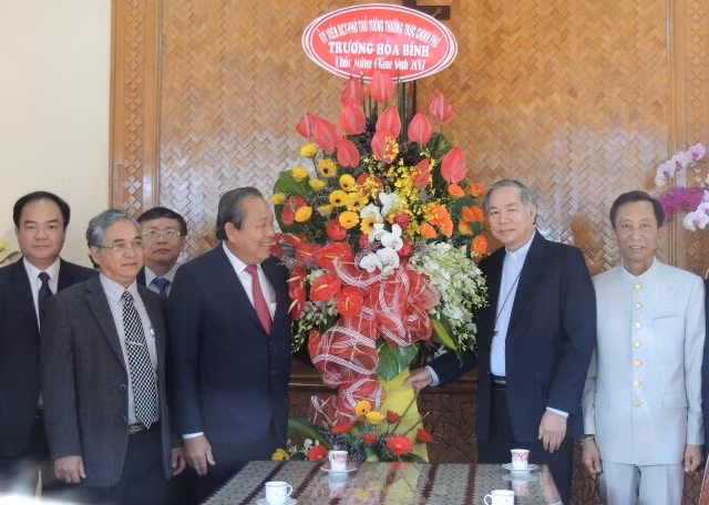 Phó Thủ tướng Thường trực Chính phủ Trương Hòa Bình tặng hoa mừng Giáng sinh năm 2017 cho Tòa Giám mục Kon Tum.