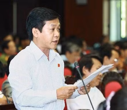 Các đại biểu góp ý vào những điều khoản cụ thể phù hợp hơn với thực tiễn hoạt động xuất bản. Trong ảnh: Đại biểu Nguyễn 