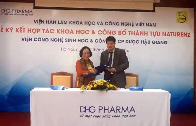 Đại diện Viện Công nghệ sinh học và Công ty CP Dược Hậu Giang ký kết hợp tác khoa học. 