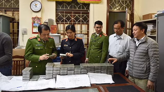 Ban chuyên án kiểm đếm tang vật vụ vận chuyển 120 bánh heroin.