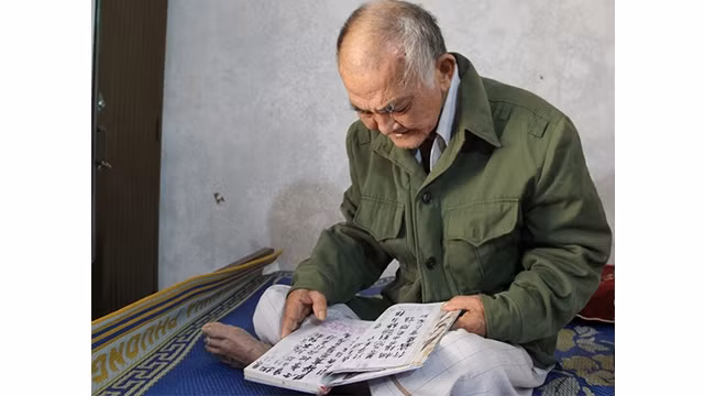 Ông Lê Trọng Ngơi bỏ nhiều năm chép thơ Bác Hồ bằng chữ Hán để luyện chữ và hiểu trọn ý thơ của Bác.