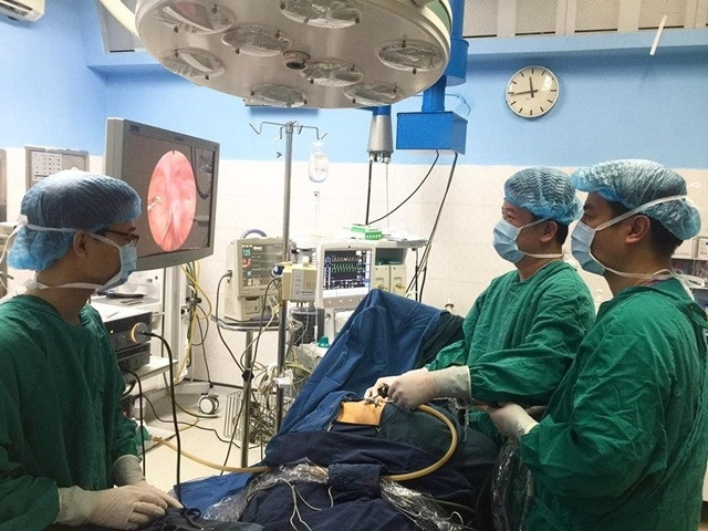 TS Hiền cùng cộng sự trong ca phẫu thuật nội soi thoát vị bẹn bằng kim Endo cho bệnh nhi.