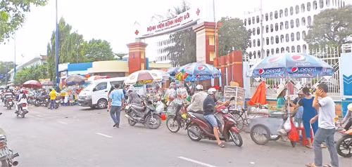 Cổng Bệnh viện Bệnh Nhiệt Đới trở thành chợ bán hàng rong, ảnh hưởng nghiêm trọng đến giao thông.