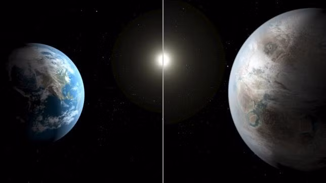 Hình ảnh minh họa so sánh Trái Đất (bên trái) với hành tinh Kepler-452b giống với Trái Đất do NASA công bố ngày 23-7-2015. (Ảnh: Reuters)
