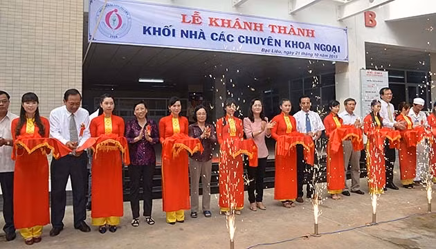 Lãnh đạo tỉnh Bạc Liêu cắt băng khánh thành gian đoạn hai - Bệnh viện Đa khoa tỉnh.