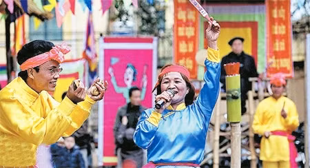 Các nghệ nhân bài chòi Bình Định thể hiện tài hát ứng đối.
