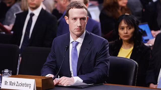 Nhà sáng lập Facebook khẳng định không từ chức