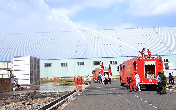 Diễn tập chữa cháy tại Nhà máy Đạm Cà Mau.