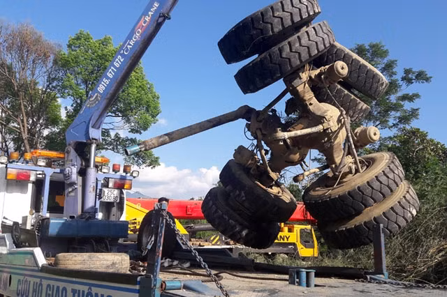 Một phần của chiếc xe bồn được đưa về để cơ quan chức năng điều tra nguyên nhân vụ tai nạn.