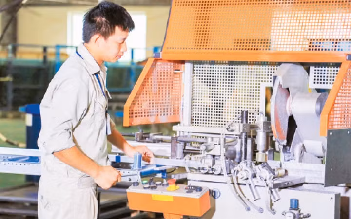 Dây chuyền sản xuất vách kính, cửa sổ, cầu thang kính tại Công ty cổ phần công nghiệp châu Á - CAG (Khu công nghiệp Thạch Thất). Ảnh: THU HÀ