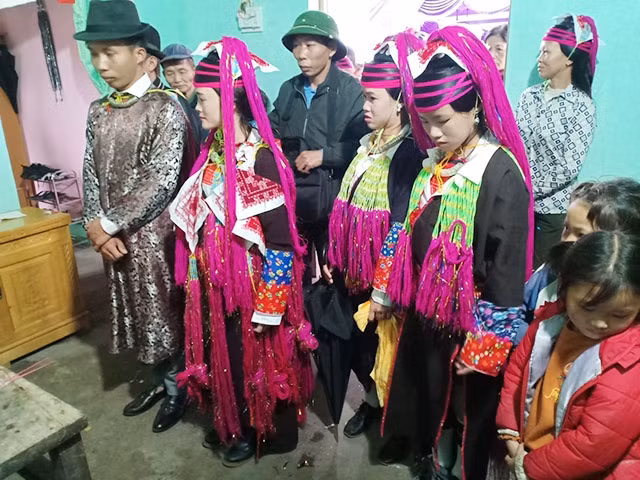 Một nghi lễ trong đám cưới của người Dao Thanh Y.