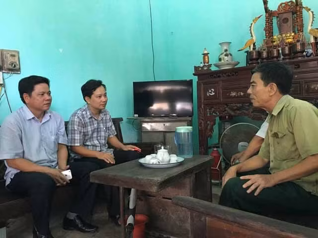 Đại diện HĐND huyện xuống thị trấn Bút Sơn để tìm hiểu, nắm bắt tâm tư, tình cảm của cán bộ, nhân dân đối với đội ngũ cán bộ cơ sở.