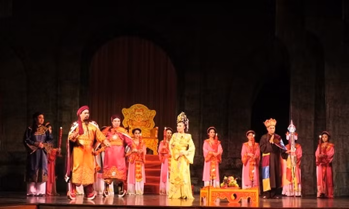 Cảnh trong vở tuồng Hồ Quý Ly của Nhà hát tuồng Việt Nam.