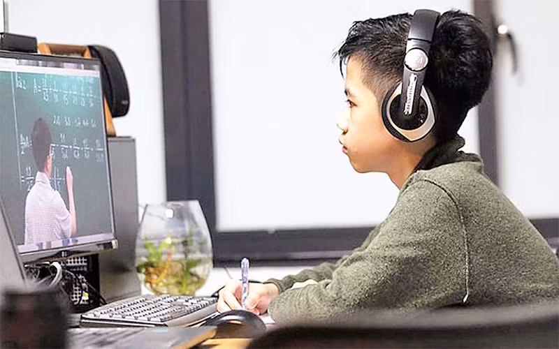 Học sinh Hà Nội học trực tuyến qua mạng. Ảnh: MẠNH THẮNG