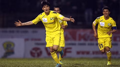 Tiền đạo Công Vinh ghi bàn thắng thứ 100 tại V-League trong trận Sông Lam Nghệ An thắng Vicem Hải Phòng 3-1.