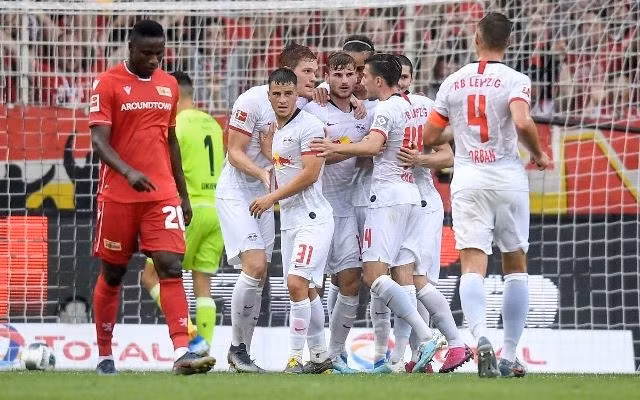 Leipzig (áo trắng) có khởi đầu hoàn hảo cho mùa giải mới với chiến thắng 4-0 trước tân binh Union Berlin ngày ra quân. (Ảnh: Getty Images)