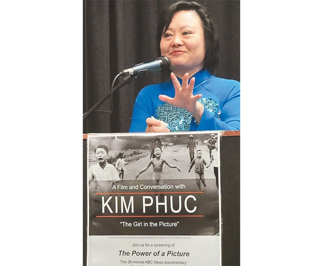 Kim Phúc nói chuyện về bức ảnh Em bé Napalm tại Trường Harvard Westlake School ở Los Angeles.