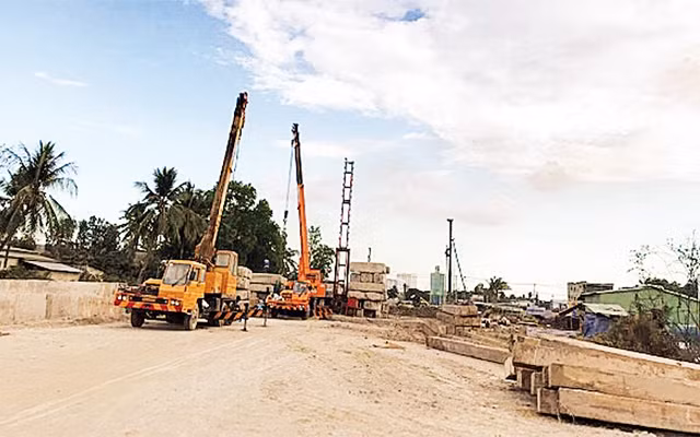 Các đơn vị thi công tập trung phương tiện đẩy nhanh tiến độ dự án đầu tư đường vành đai 2 (nút giao Thủ Ðức).