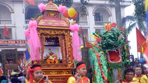 Rước bằng chứng nhận về Đền.