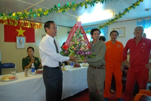 Phó Chủ tịch HĐND tỉnh Trần Thanh Bình
tặng hoa Giàn trưởng RP II Lê Quý Tâm.